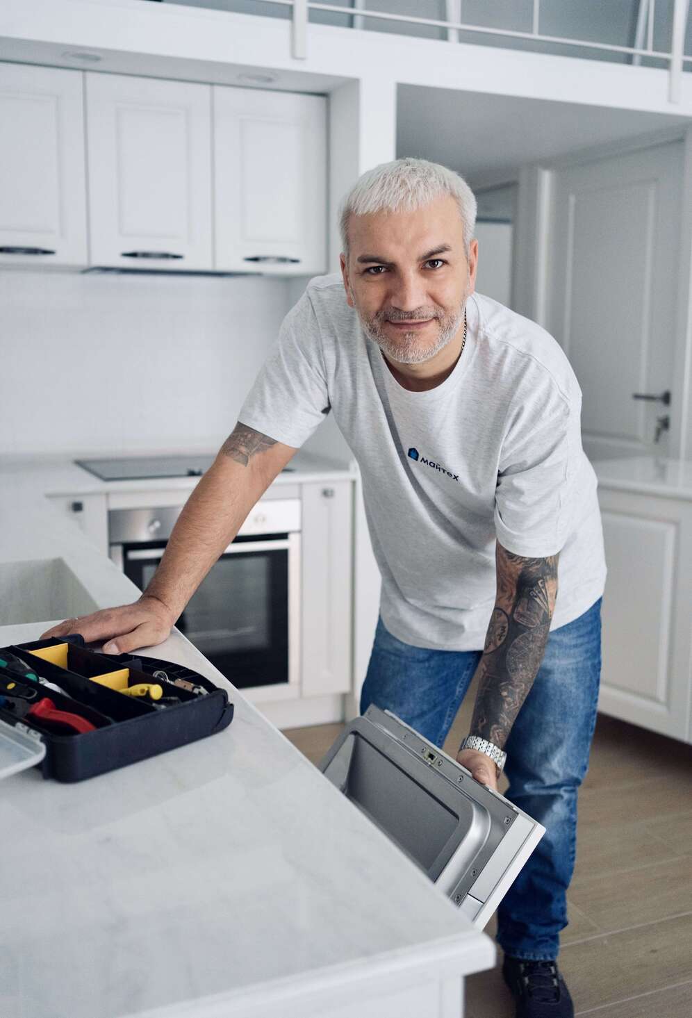 Профессиональный мастер Майтех за работой